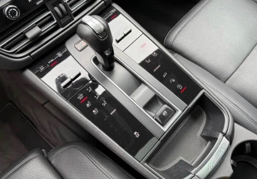 2022 Porsche Macan - Image 5 of 8