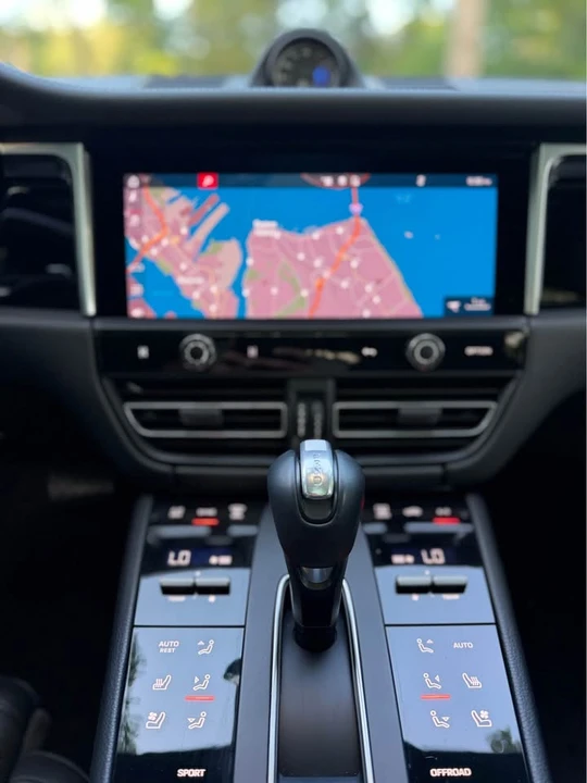 2022 Porsche Macan - Image 10 of 20