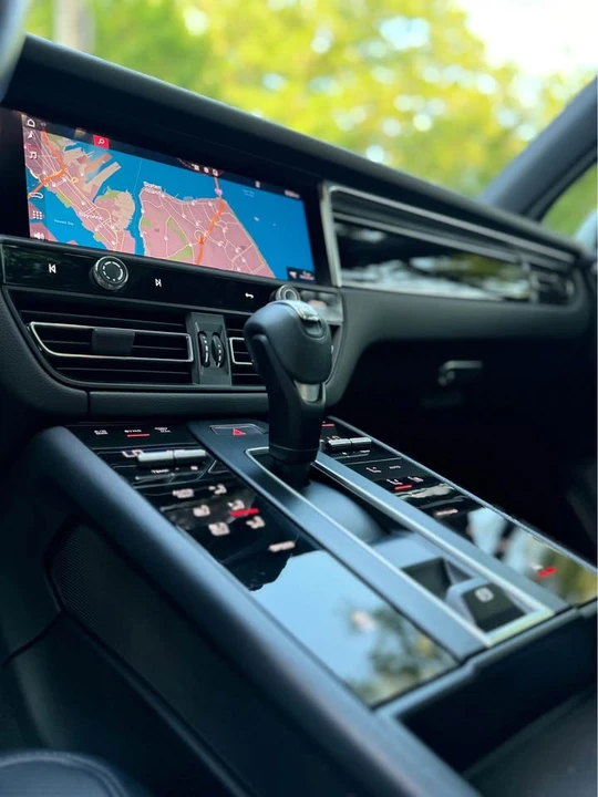2022 Porsche Macan - Image 13 of 20