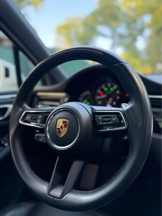 2022 Porsche Macan - Image 9 of 20