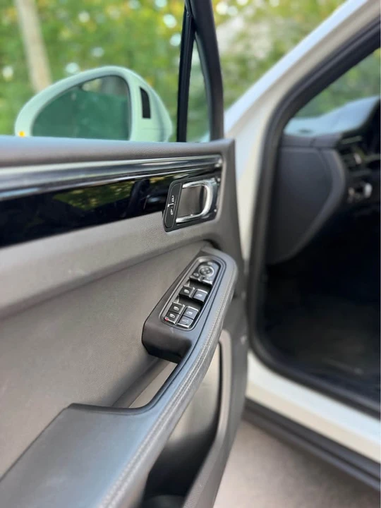 2022 Porsche Macan - Image 15 of 20