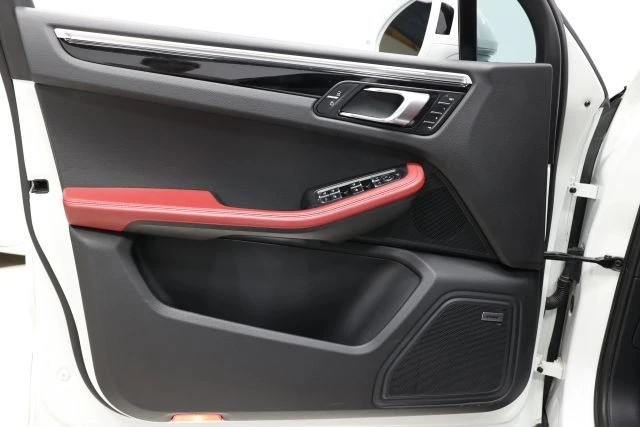 2022 Porsche Macan - Image 9 of 12
