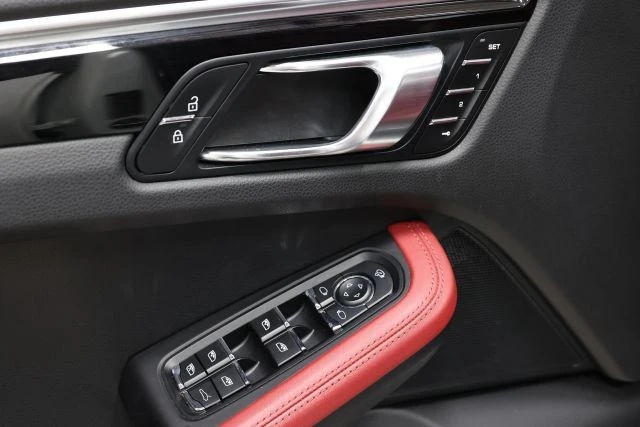 2022 Porsche Macan - Image 10 of 12