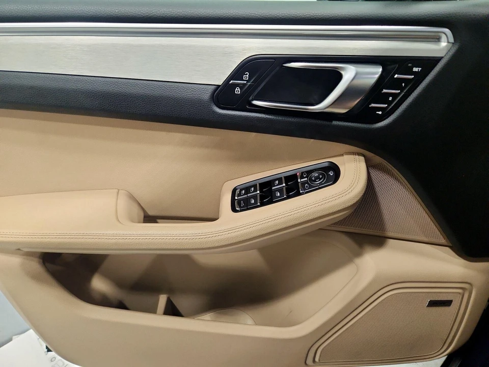 2022 Porsche Macan - Image 13 of 28