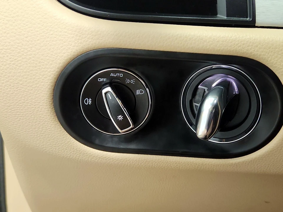 2022 Porsche Macan - Image 14 of 28
