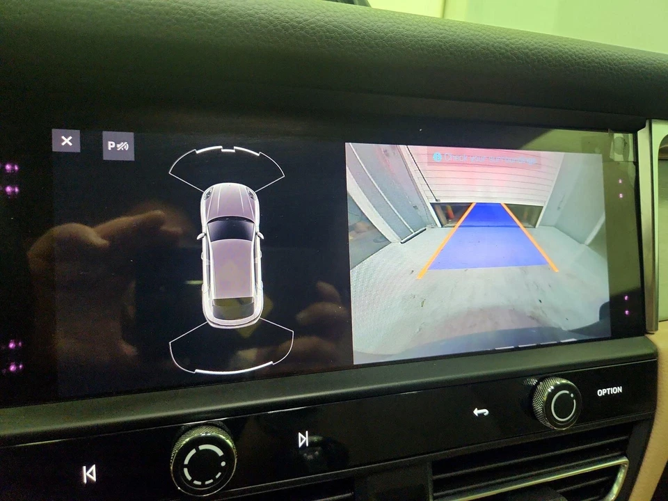 2022 Porsche Macan - Image 16 of 28