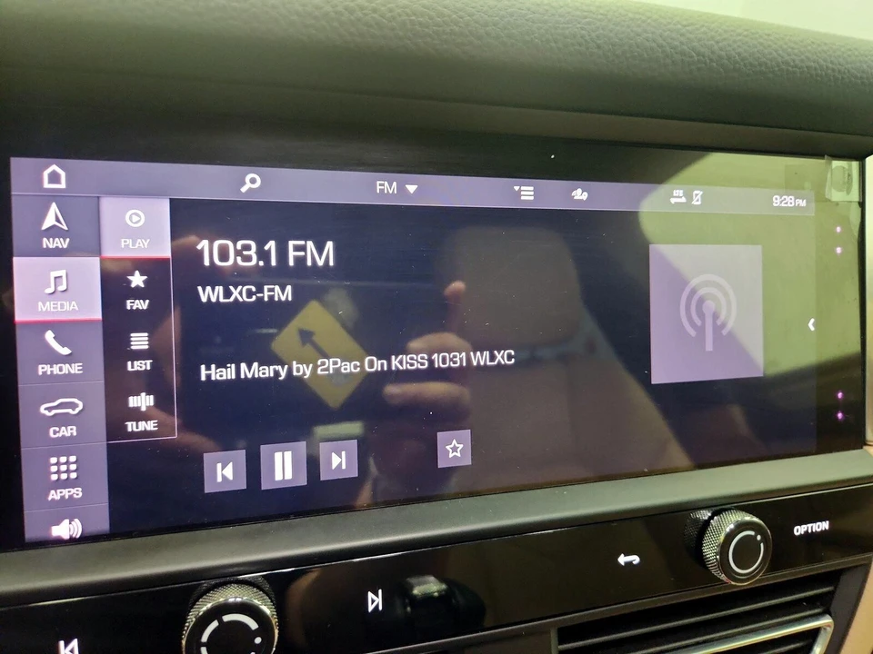 2022 Porsche Macan - Image 17 of 28