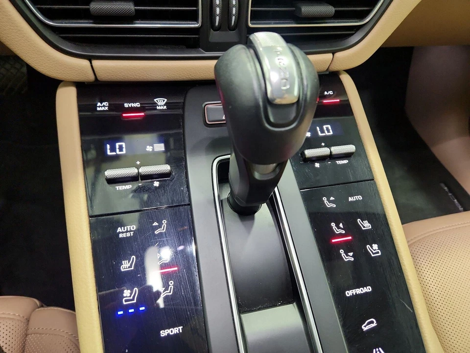 2022 Porsche Macan - Image 18 of 28