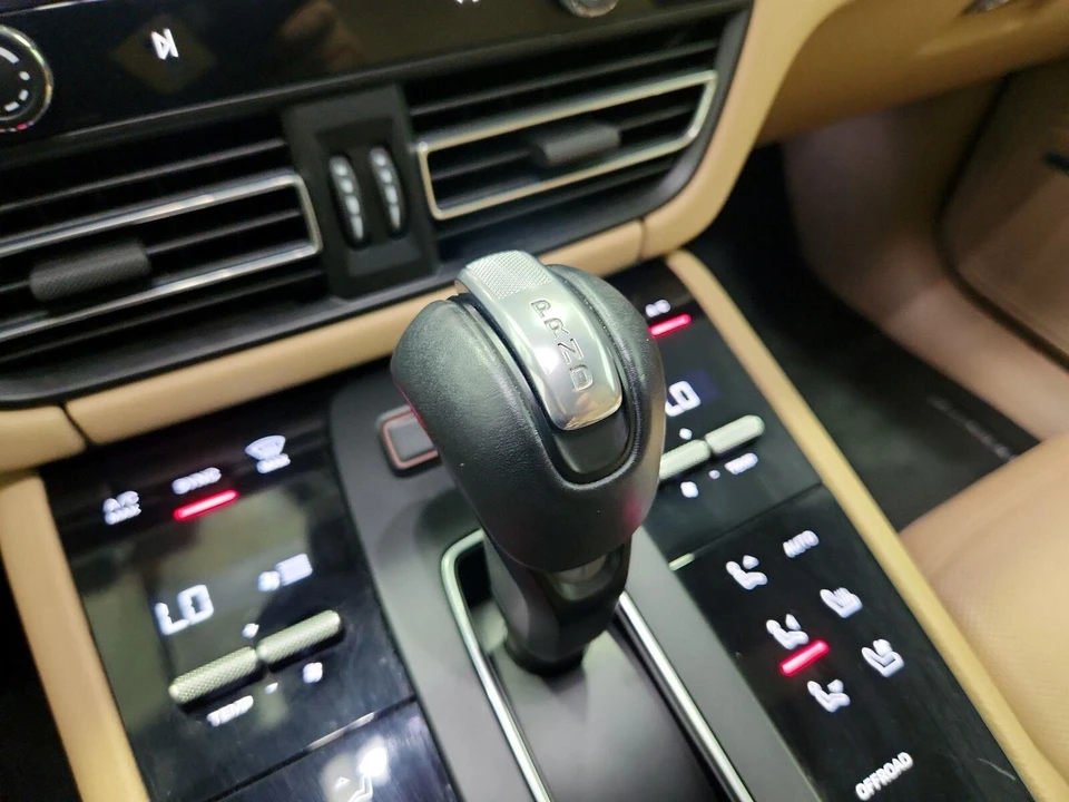 2022 Porsche Macan - Image 19 of 28