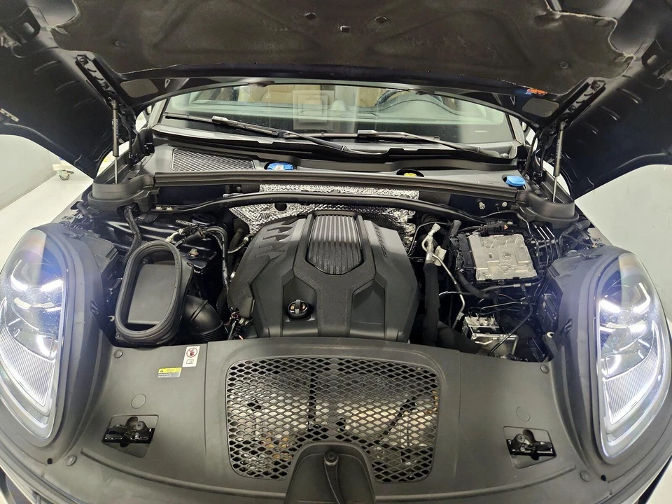 2022 Porsche Macan - Image 24 of 28