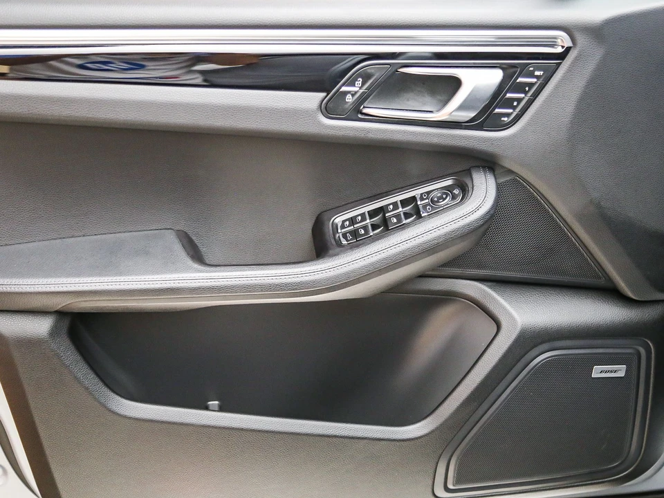 2022 Porsche Macan - Image 27 of 31