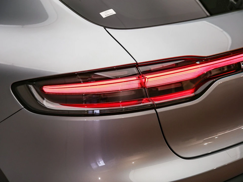 2022 Porsche Macan - Image 15 of 31