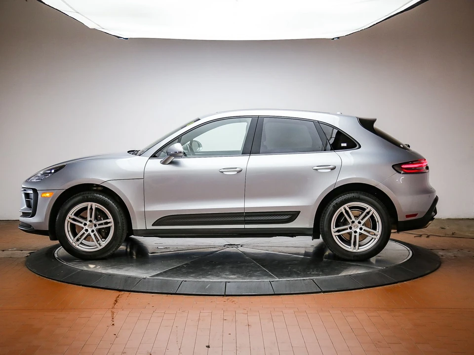 2022 Porsche Macan - Image 2 of 31