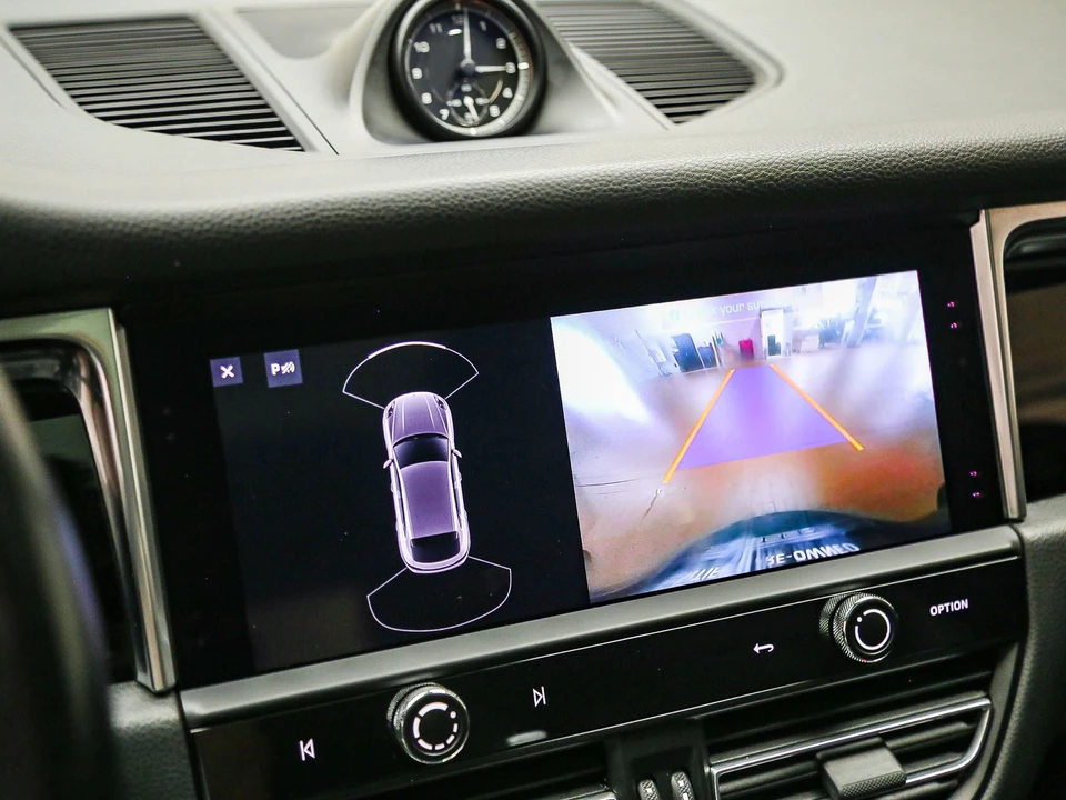 2022 Porsche Macan - Image 29 of 31