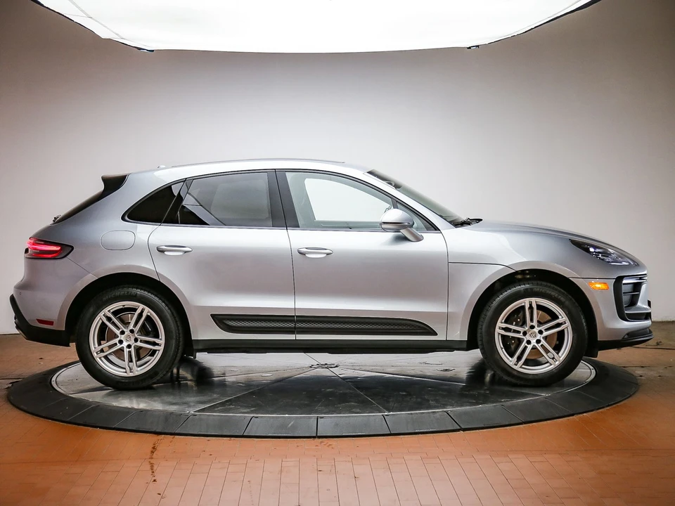 2022 Porsche Macan - Image 8 of 31