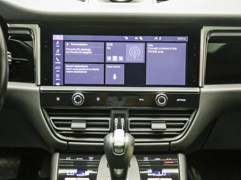 2022 Porsche Macan - Image 17 of 31