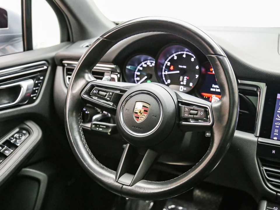 2022 Porsche Macan - Image 19 of 31