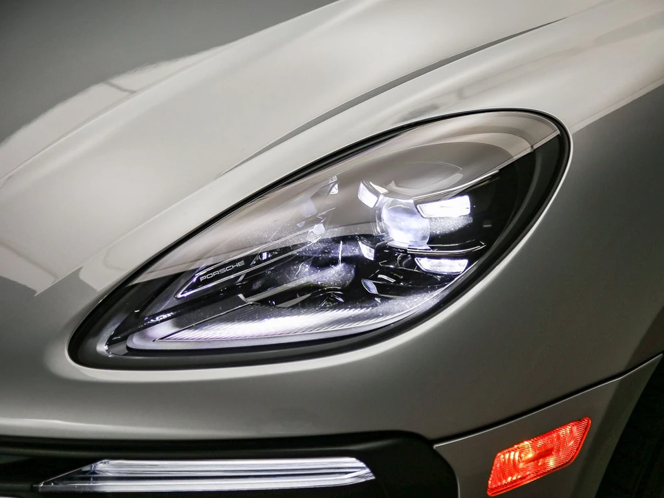 2022 Porsche Macan - Image 11 of 31