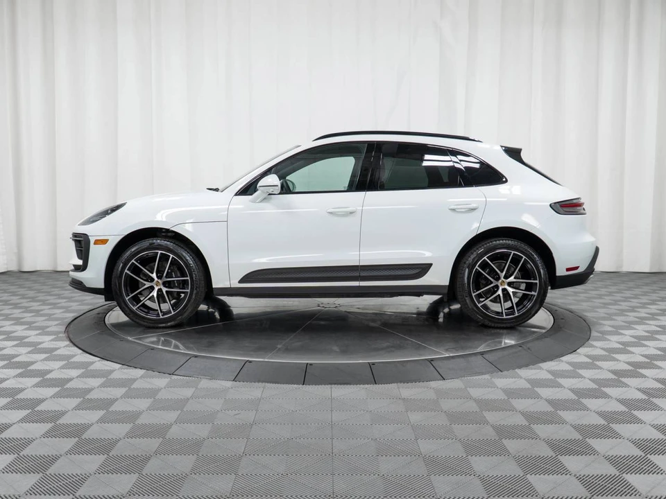 2022 Porsche Macan - Image 2 of 5
