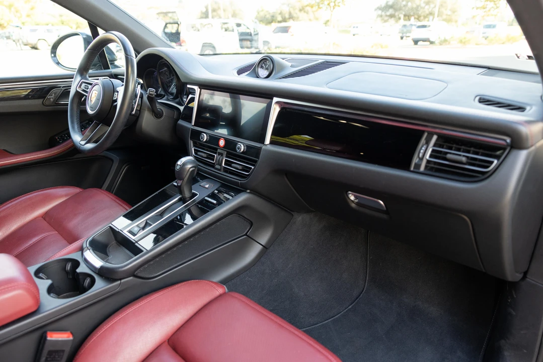 2022 Porsche Macan - Image 30 of 31