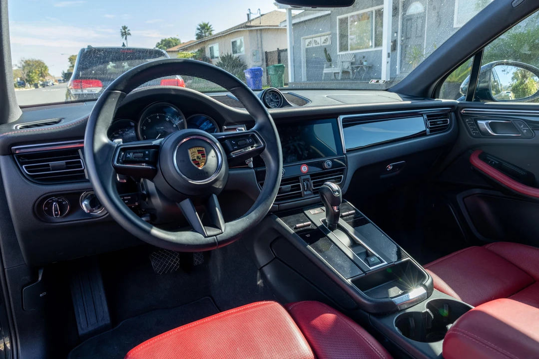 2022 Porsche Macan - Image 29 of 31