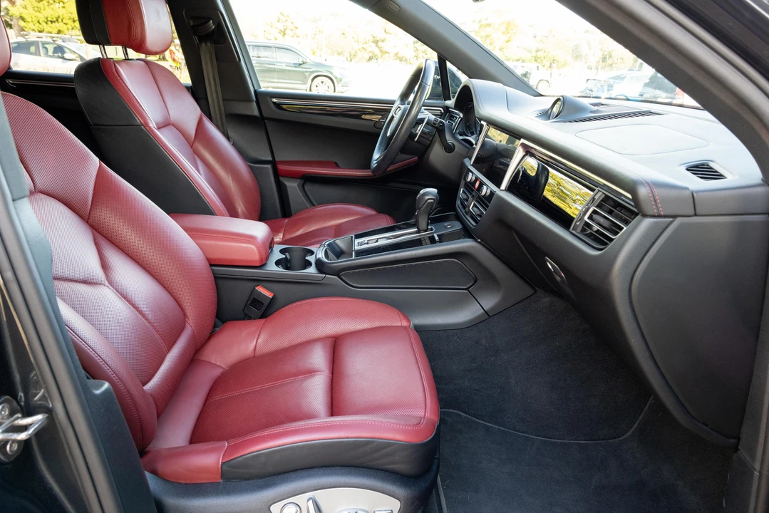 2022 Porsche Macan - Image 25 of 31