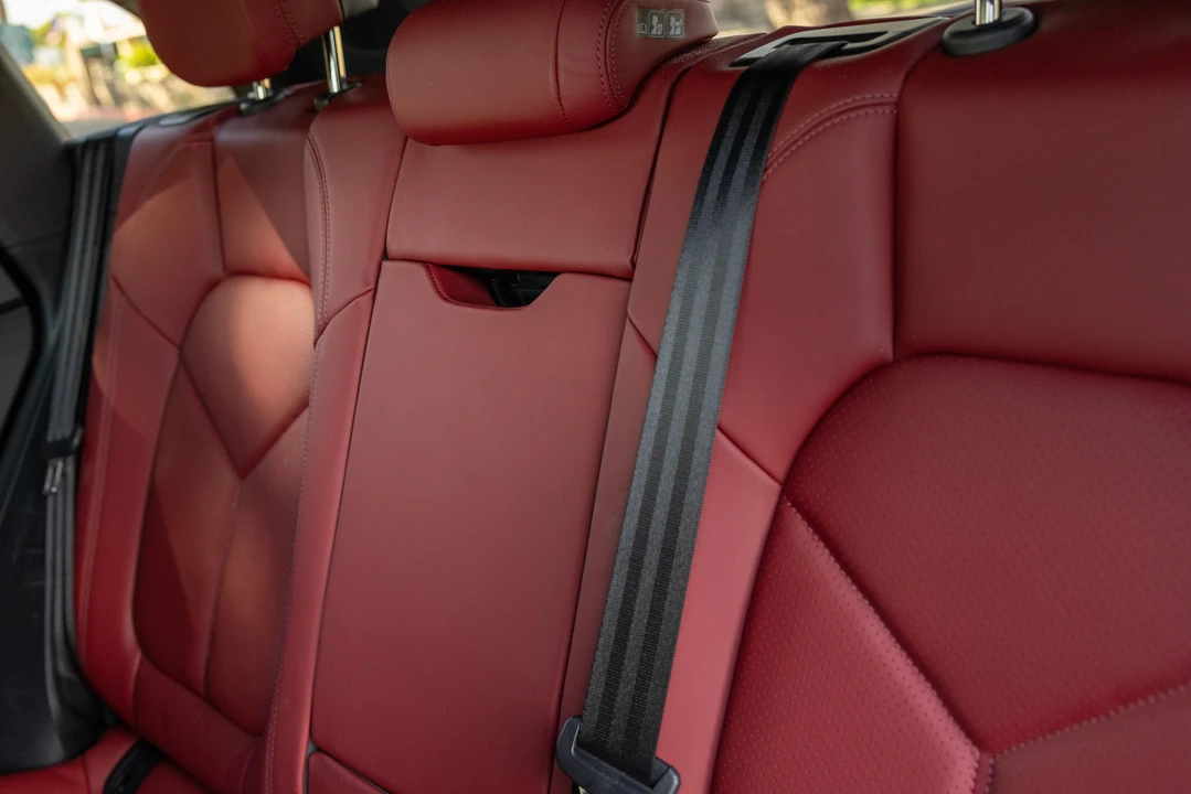 2022 Porsche Macan - Image 28 of 31