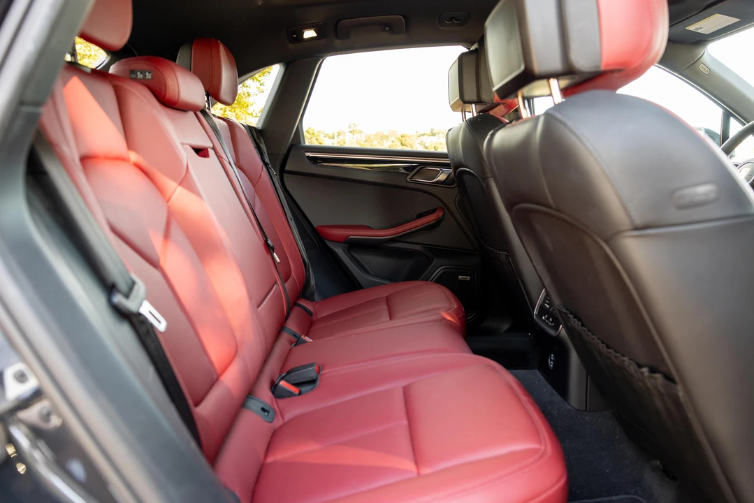 2022 Porsche Macan - Image 27 of 31