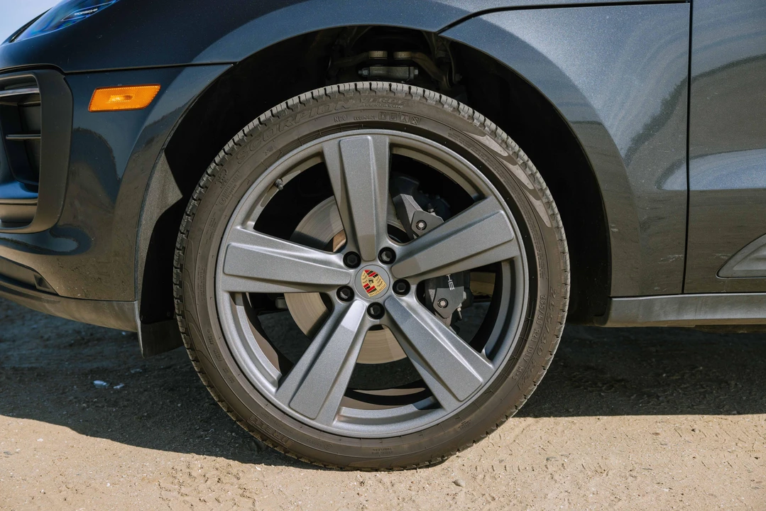 2022 Porsche Macan - Image 15 of 31