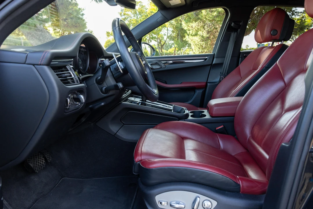 2022 Porsche Macan - Image 23 of 31