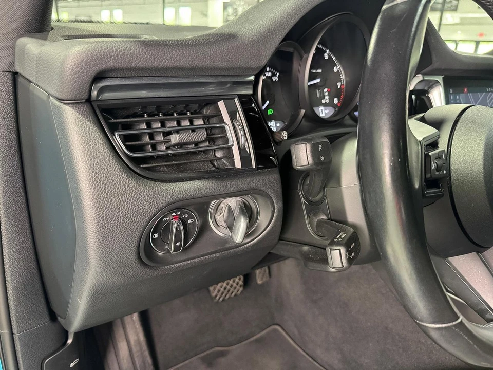 2022 Porsche Macan - Image 29 of 31