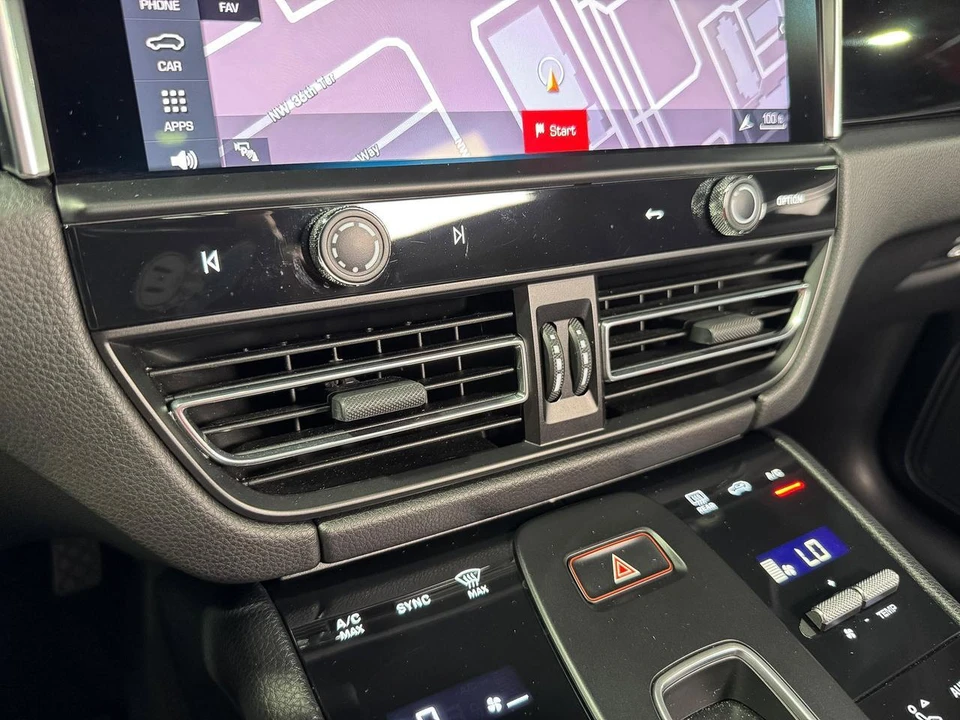 2022 Porsche Macan - Image 25 of 31