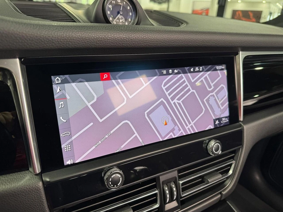 2022 Porsche Macan - Image 23 of 31