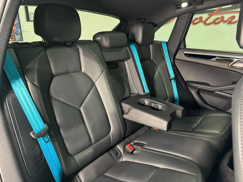 2022 Porsche Macan - Image 17 of 31