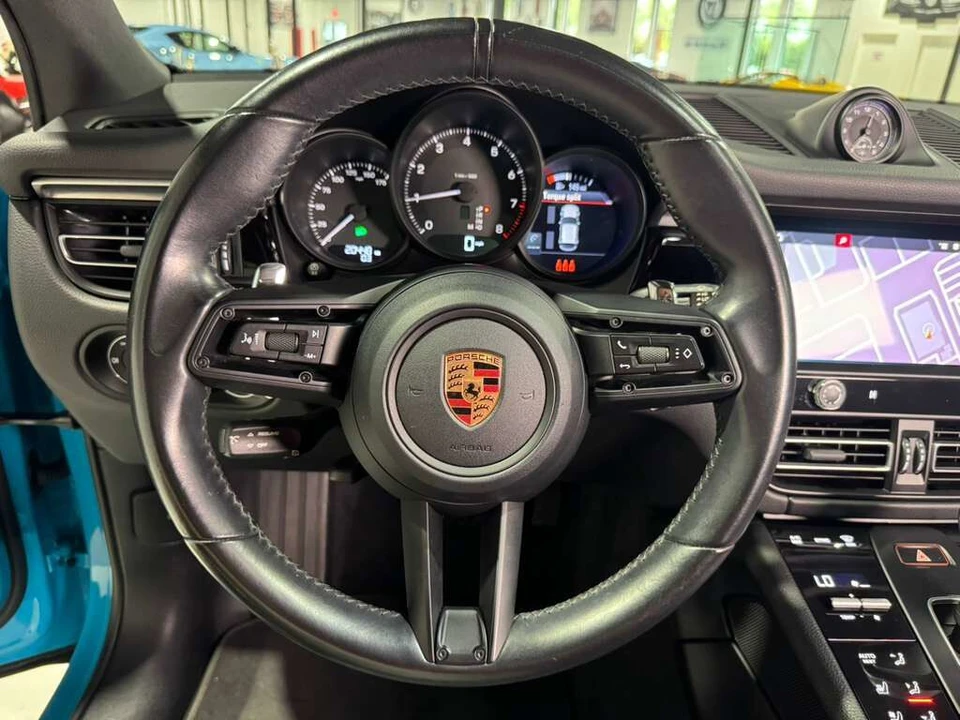 2022 Porsche Macan - Image 19 of 31