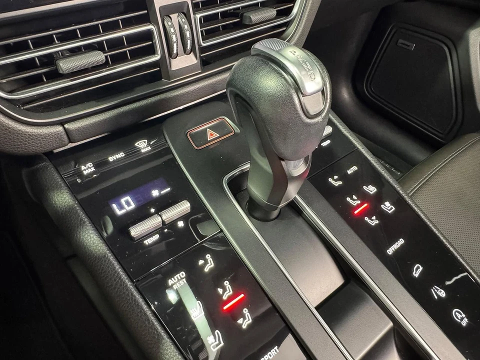 2022 Porsche Macan - Image 26 of 31
