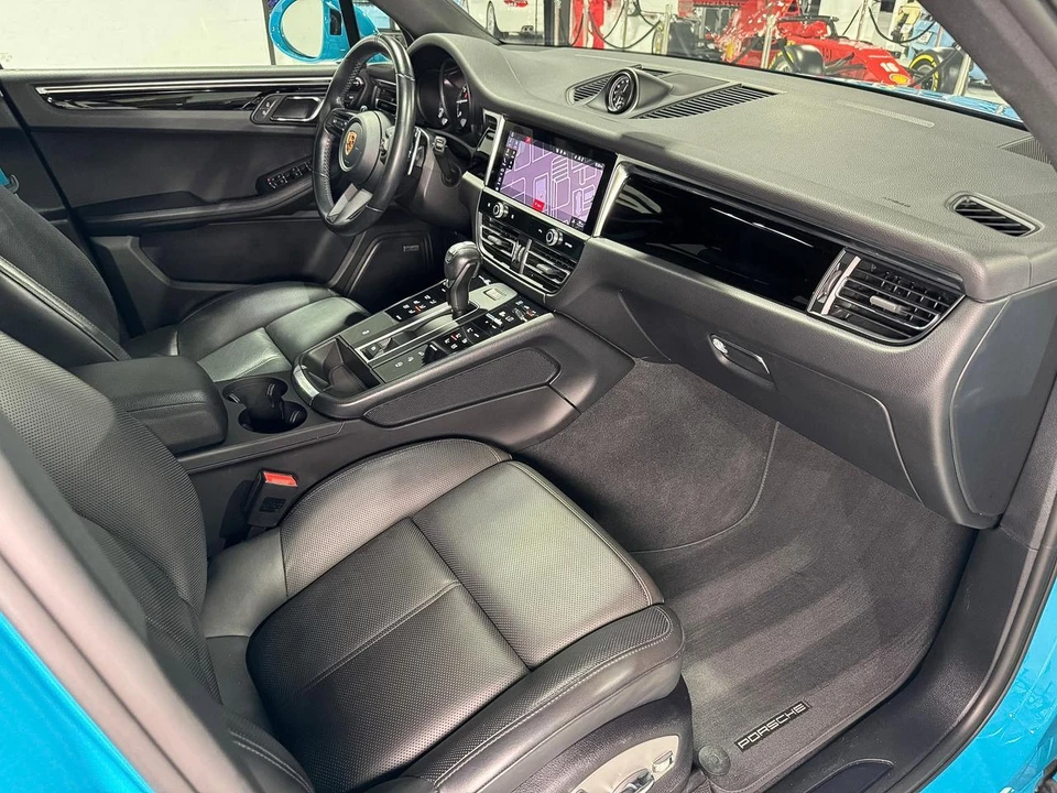 2022 Porsche Macan - Image 12 of 31