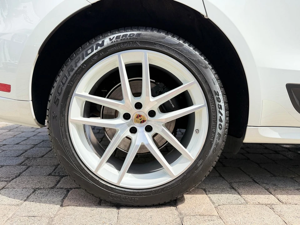 2022 Porsche Macan - Image 24 of 31