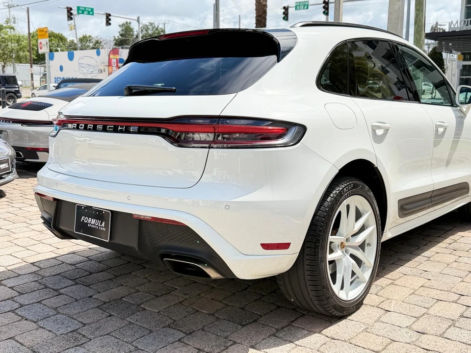 2022 Porsche Macan - Image 11 of 31