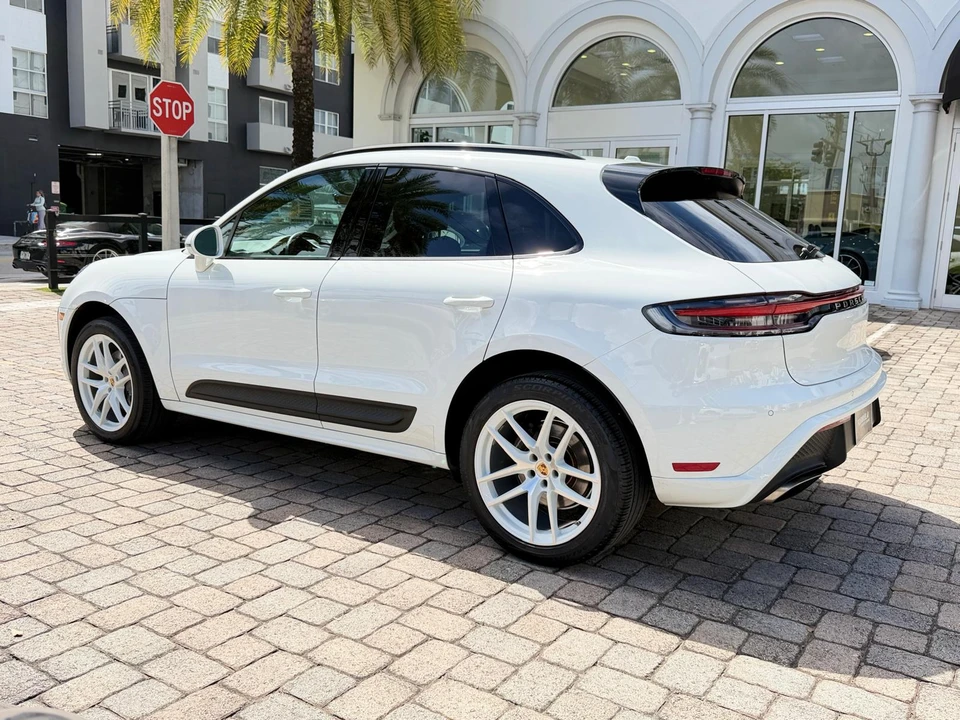 2022 Porsche Macan - Image 14 of 31