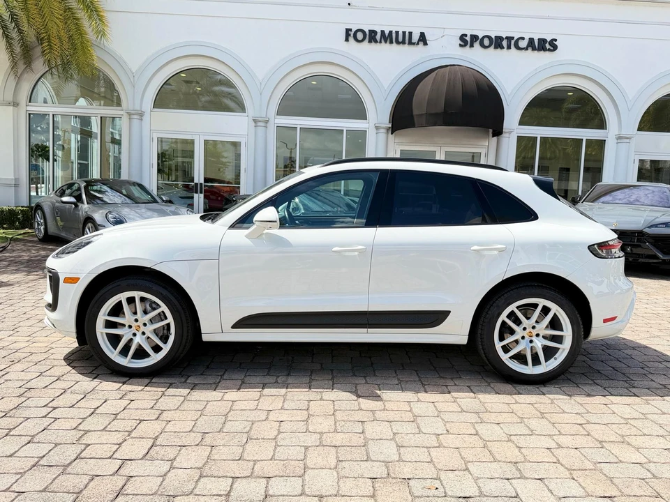 2022 Porsche Macan - Image 15 of 31