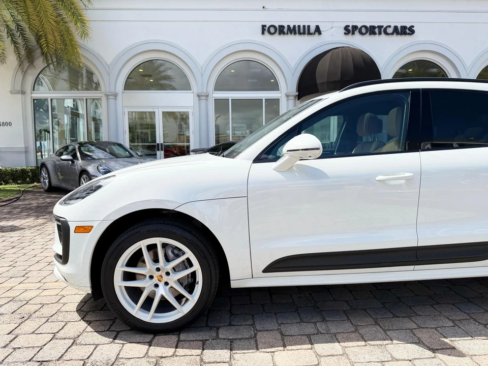 2022 Porsche Macan - Image 17 of 31