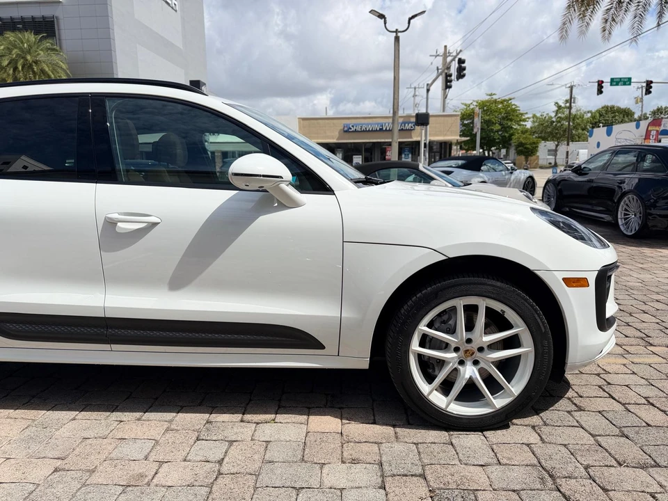 2022 Porsche Macan - Image 19 of 31