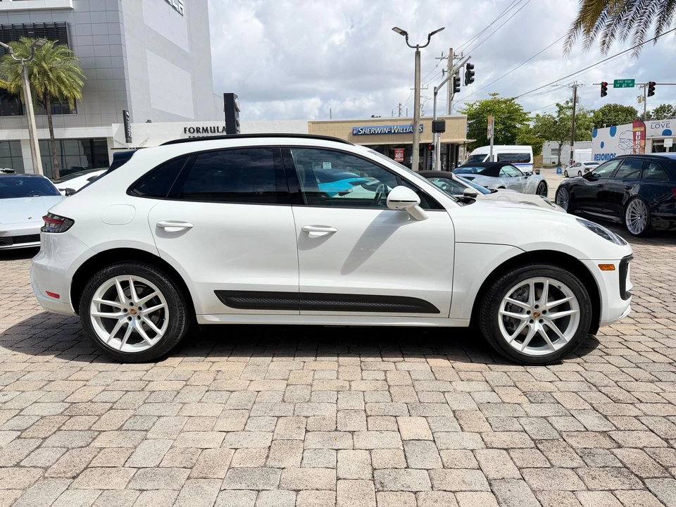 2022 Porsche Macan - Image 8 of 31