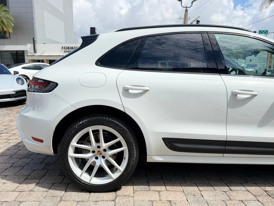 2022 Porsche Macan - Image 20 of 31