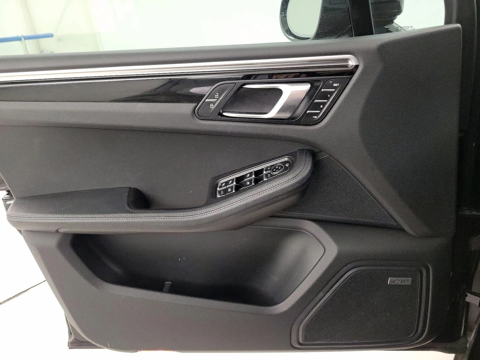 2022 Porsche Macan - Image 13 of 27