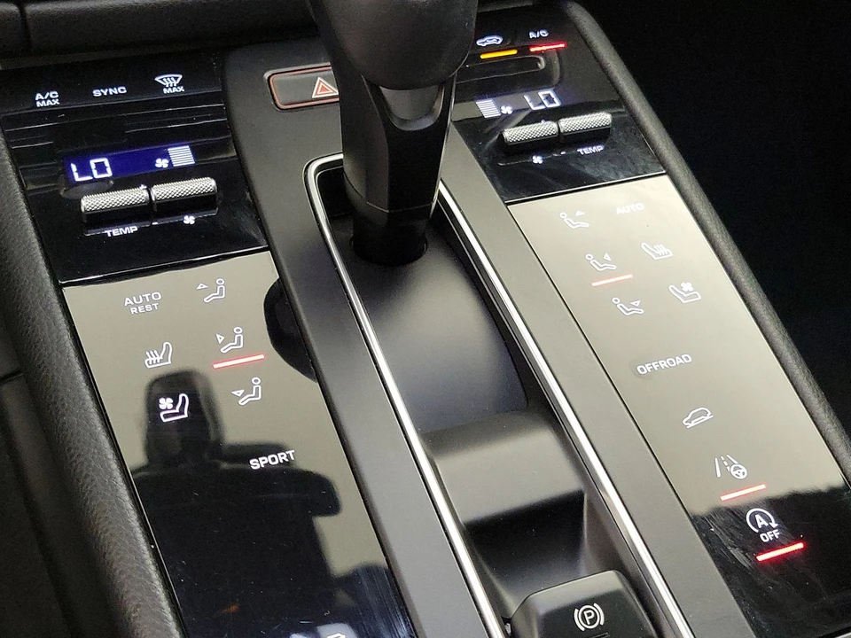 2022 Porsche Macan - Image 18 of 27