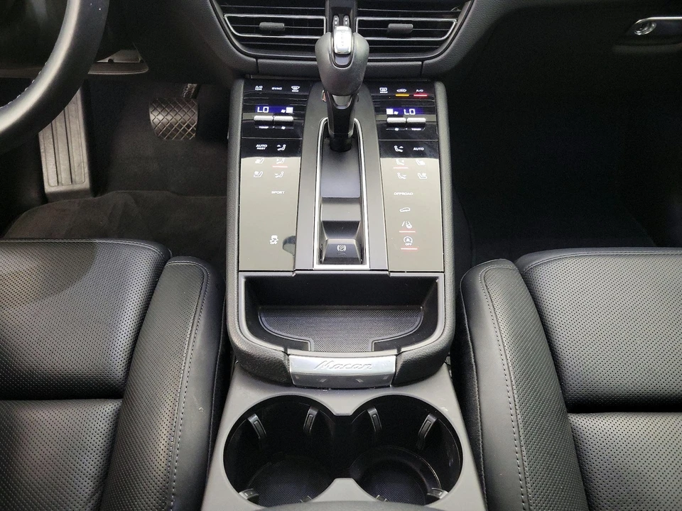 2022 Porsche Macan - Image 19 of 27