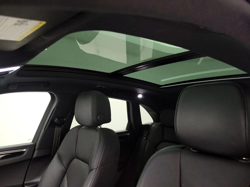 2022 Porsche Macan - Image 20 of 27