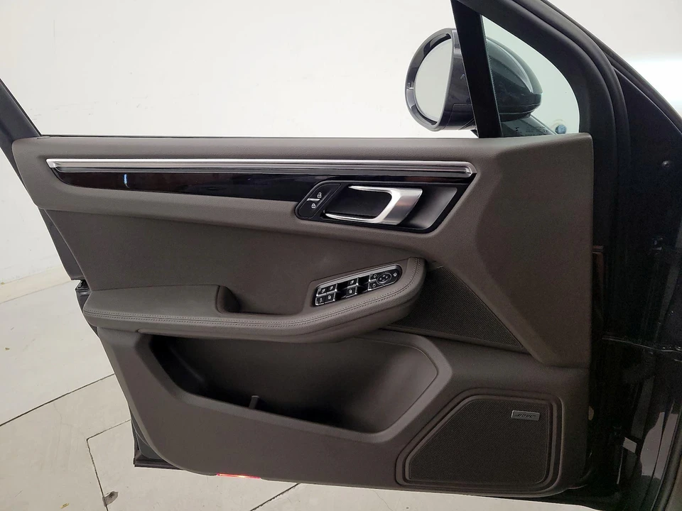 2022 Porsche Macan - Image 13 of 28
